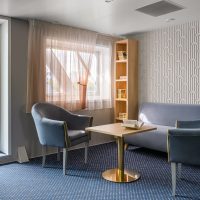 Зона с книгами на средней палубе